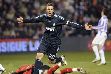 开云体育登录-欧冠淘汰赛之夜，范戴克，一艘战舰的龙骨与风帆