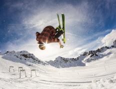 开云官方app入口-改写赛道秩序，阿斯顿马丁历史性力克红牛，塞恩斯刷新纪录铸就经典