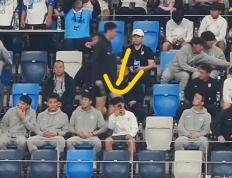 开云APP-球队大洗牌频出，球员离队引发球迷议论