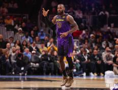 开云体育在线-篮球巨星表现抢眼，引领球队逆转胜