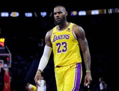 开云官方app入口-湖人队横扫太阳，詹姆斯表现出色