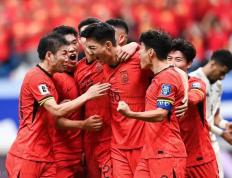 开云体育登录-足球比赛中各支球队争夺胜利，意志坚定