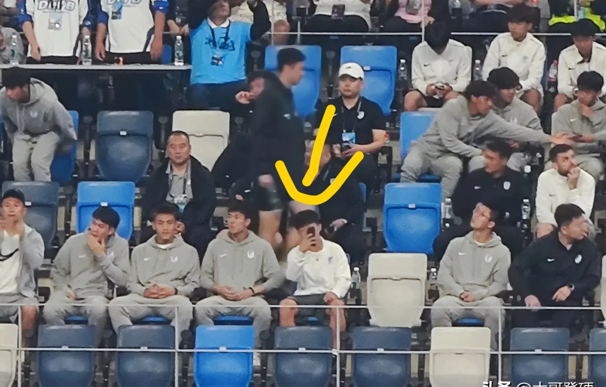 开云APP-球队大洗牌频出，球员离队引发球迷议论