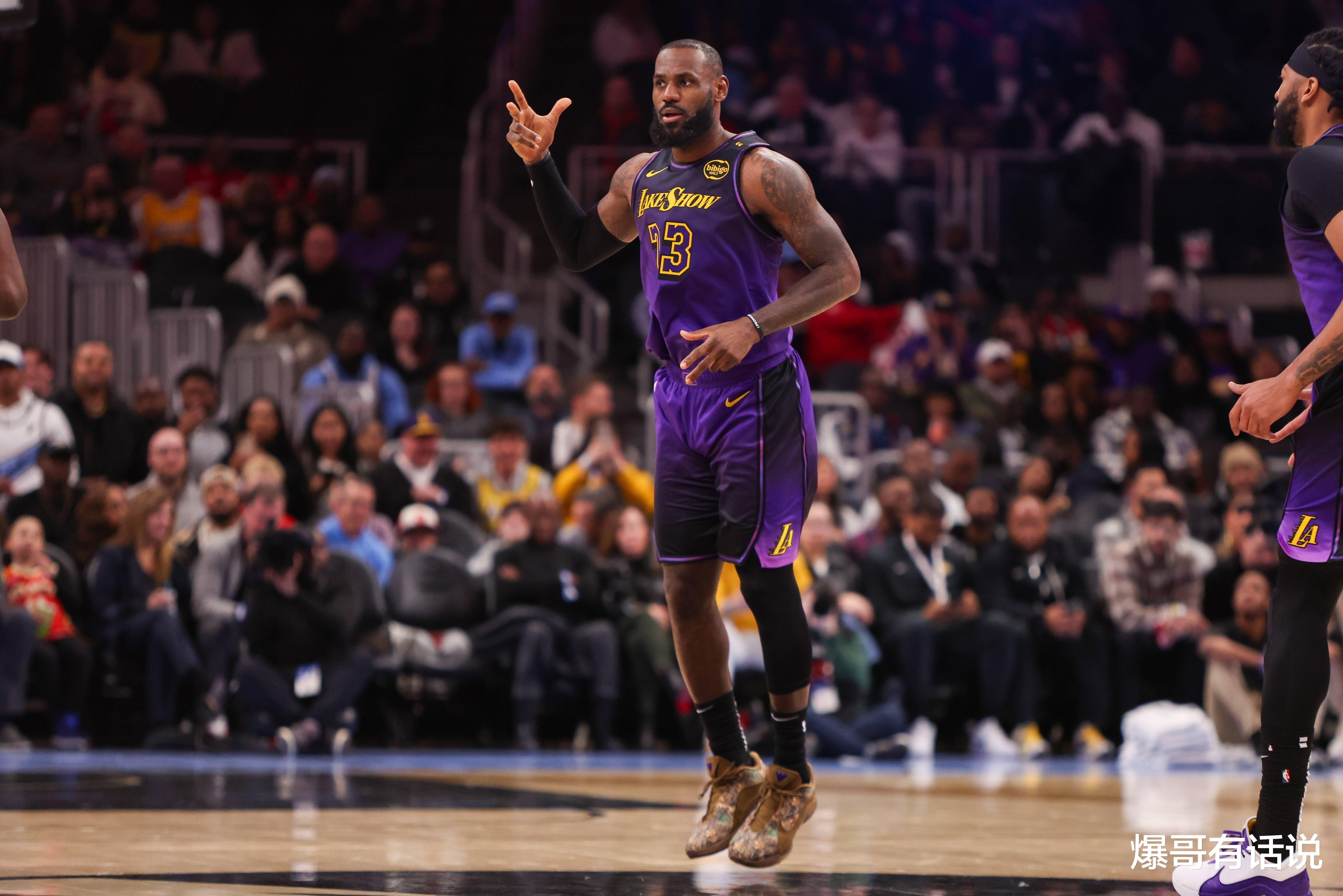 开云体育在线-篮球巨星表现抢眼，引领球队逆转胜