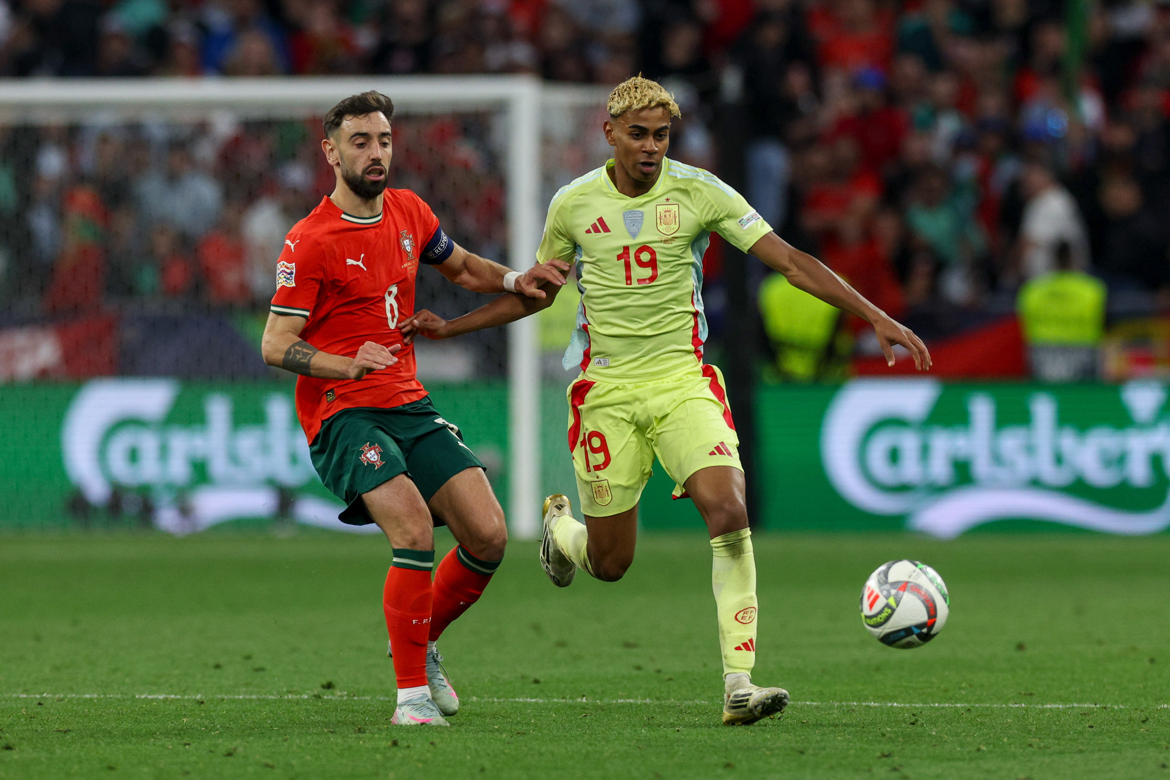 开云体育在线-葡萄牙队球员争夺欧洲杯冠军奖杯