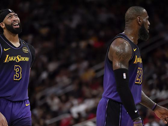 开云官网-詹姆斯领衔湖人惨遭独行侠双杀！