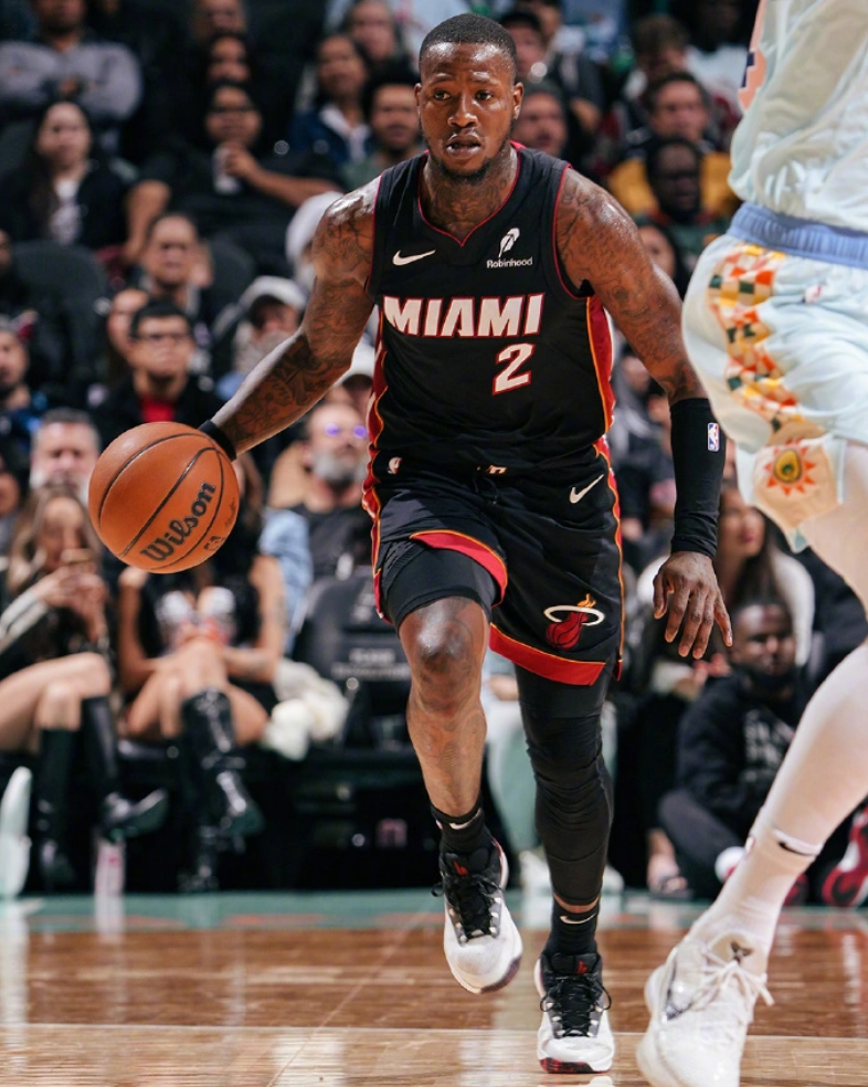 开云体育官方网站-热火遭遇爵士逆转,季后赛形势不容乐观