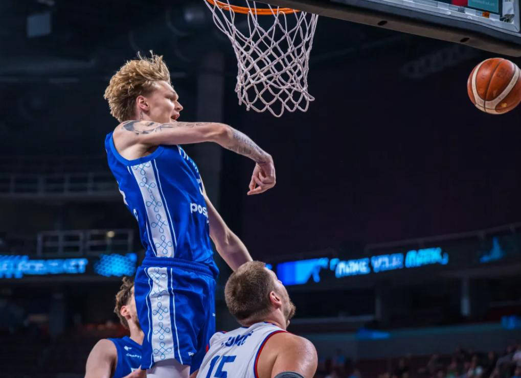 开云下载-球队新秀崭露头角赢得教练青睐