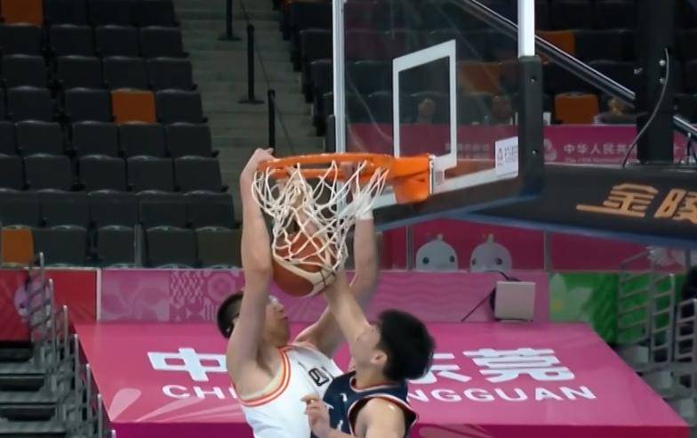 开云体育入口-上海队险胜灰熊，周琦带队取胜